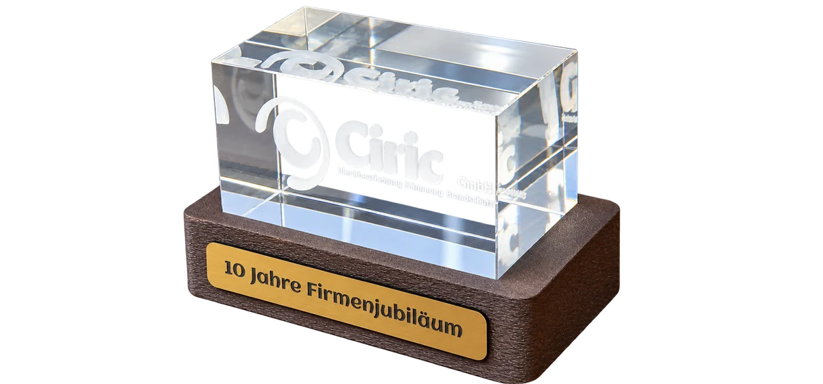 Izdelan kristal z logotipom Ciric GmbH na podstavku ob deseti obletnici podjetja