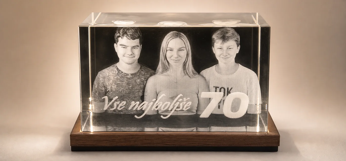 Resnični široki 3D kristal s tremi družinskimi portreti in voščilom za 70 let