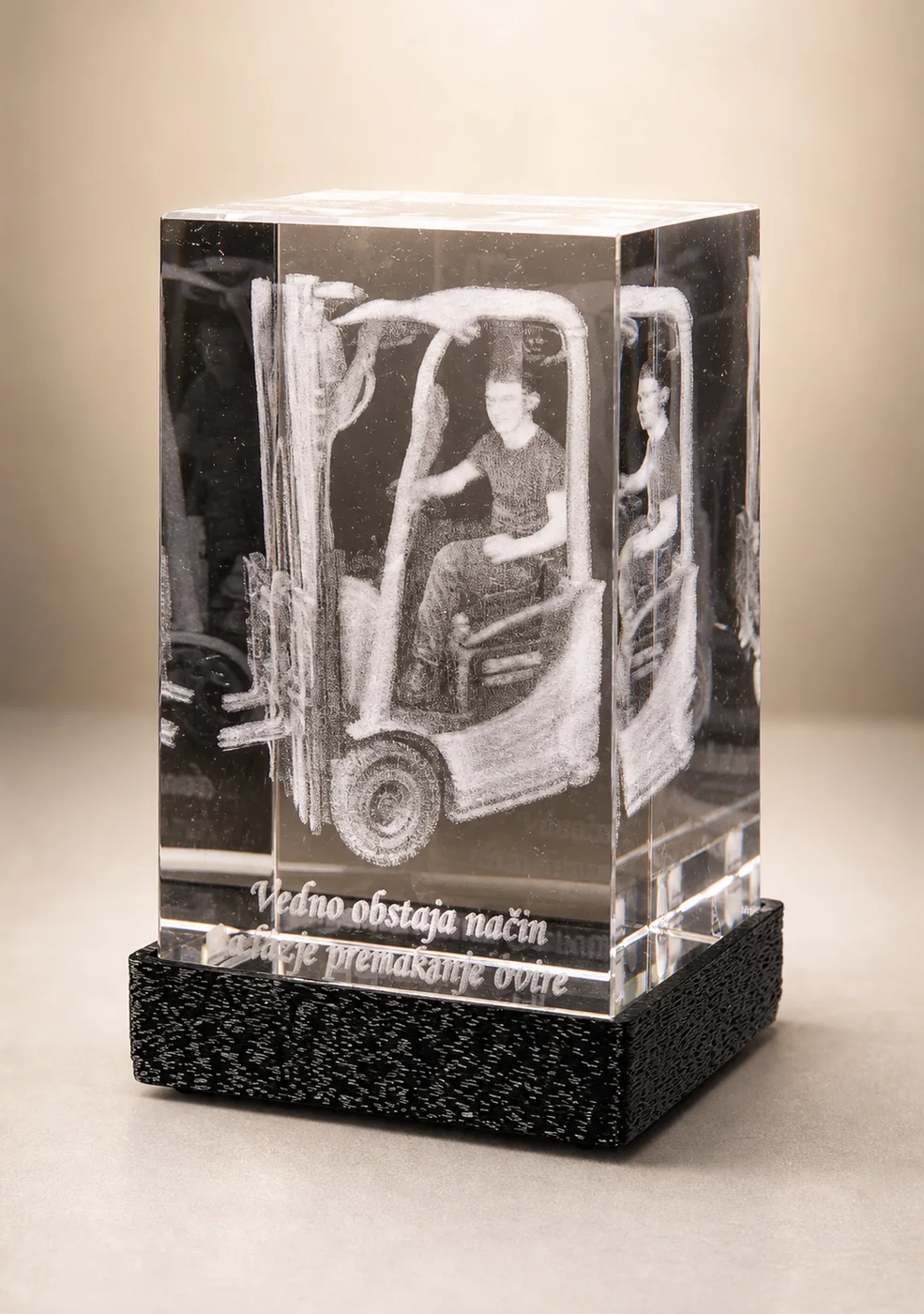 Resnični spominski 3D kristal z motivom voznika viličarja in posvetilom