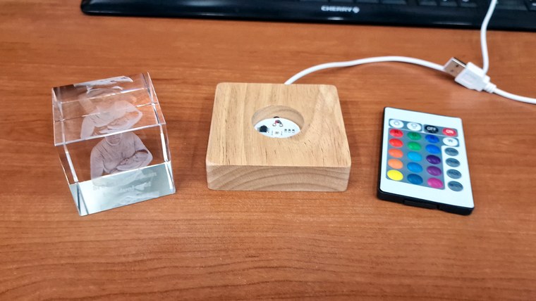 Osnovni leseni LED podstavek z daljincem za RGB osvetlitev