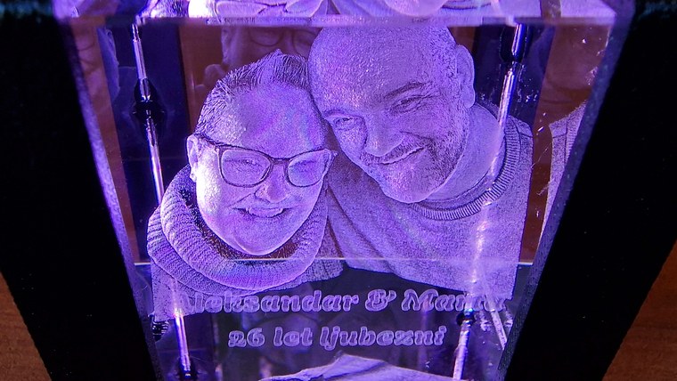 Detajl 3D gravure v kristalu s premium LED nosilcem