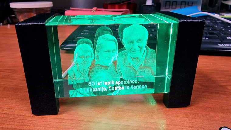 Premium stranski LED nosilec z zeleno osvetlitvijo in 3D kristalom