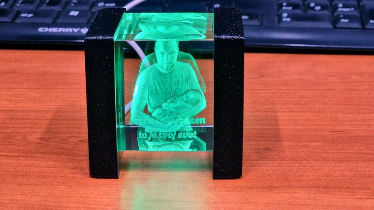 Stransko osvetljen 3D kristal v premium nosilcu