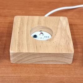 Leseni LED podstavek